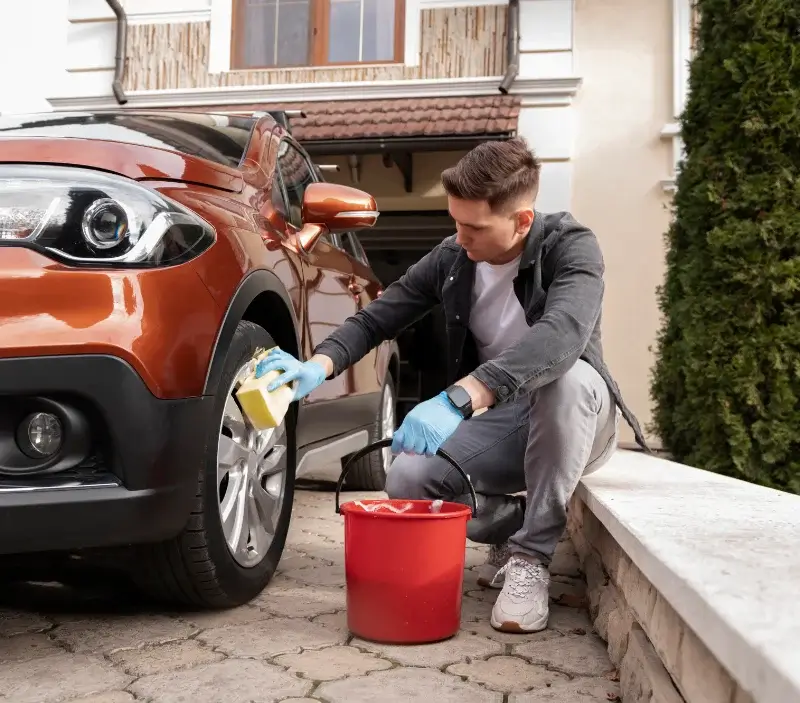 Lavage auto à domicile Les Abrets en Dauphiné : professionnel intervenant sur un véhicule